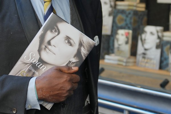 Prenses Diana'nın kardeşinin yeni kitabı Kral Charles III ile sözlü savaşa yol açtı