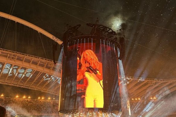 Anna Vissi, Giorgos Mazonakis'e OAKA'daki duygusal törende sessizliğini bozdu