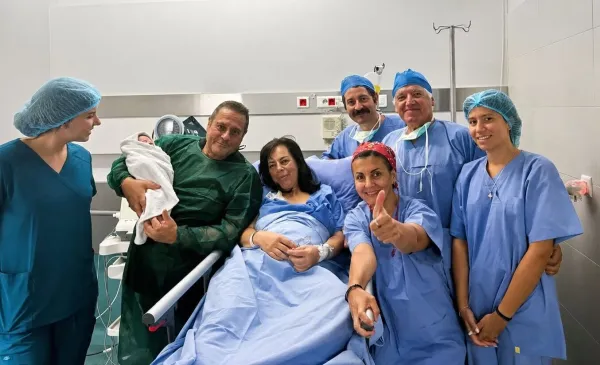 Yunan çift 22 yıllık dondurulmuş embriyodan kız çocuk sahibi oldu