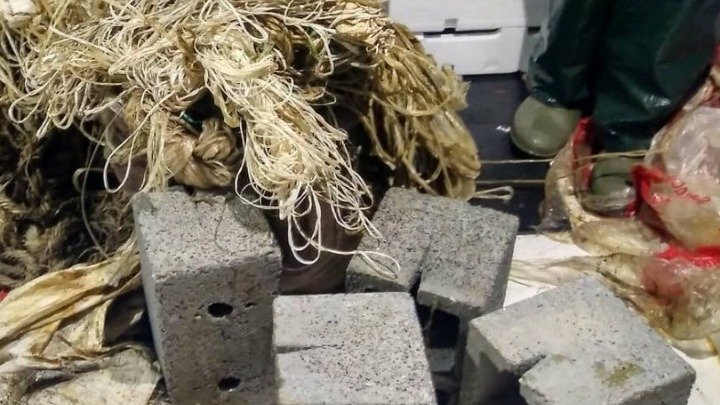 Yunanistan sularından 6 binden fazla beton blok çıkarıldı