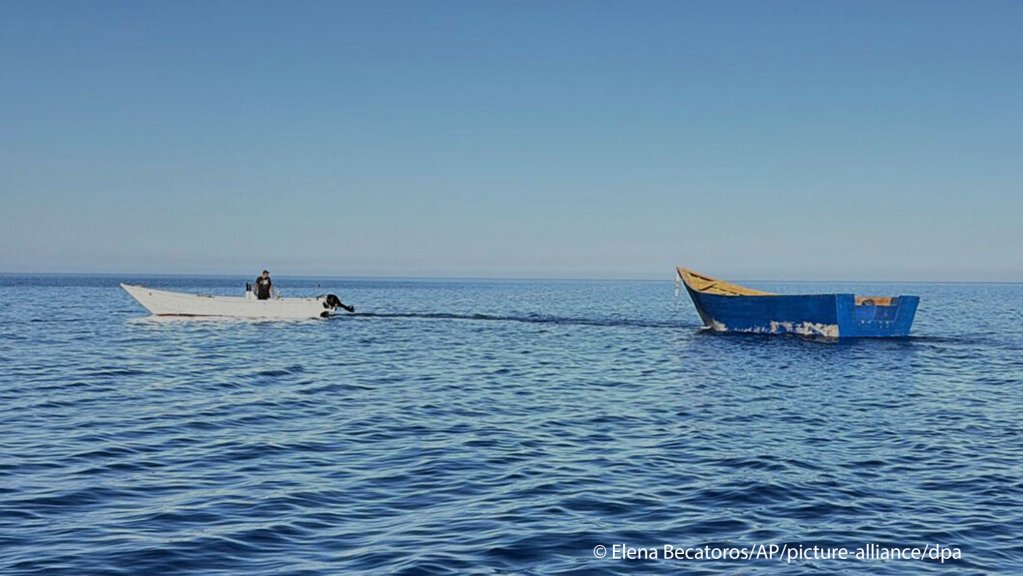 Göçmenlerin Akdeniz'i geçmek için kullandığı bir tekne, 7 Temmuz 2025 Pazartesi günü Tripiti plajından Yunanistan'ın Gavdos limanı Karave'ye çekiliyor | Fotoğraf: Elena Becatoros/picture alliance