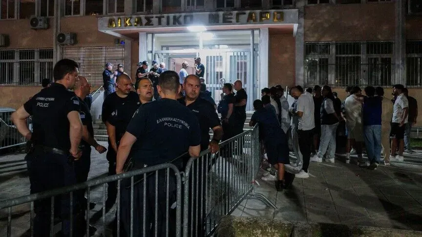Yunanistan'daki tarihi caminin duvarına hakaret yazıldı