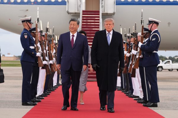 Trump, Çin lideri Xi'yi Washington'da uçak kenarı töreniyle karşıladı, ticaret ateşkesini uzattı