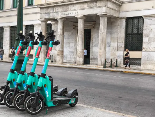 Yunanistan'da Elektrikli Scooterlar İçin Yeni Önlemler Masada