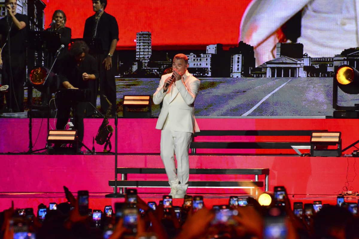 Antonis Remos Selanik konserinde Aphrodite Latinopoulou'dan söz etti: Tepkisi