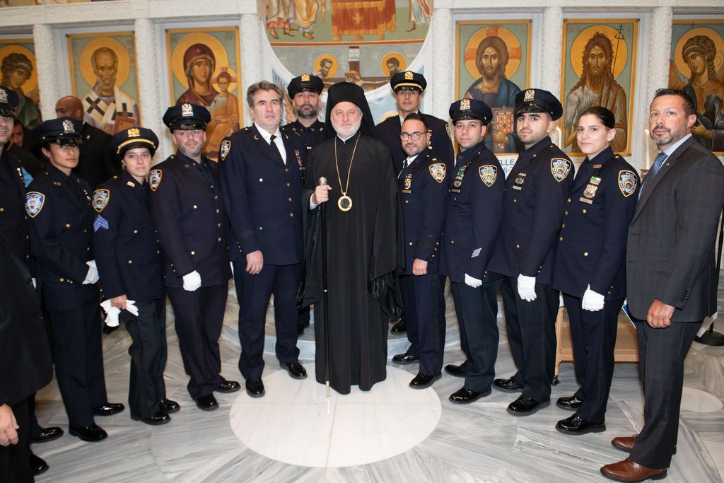 Başpiskopos Elpidophoros ve polis yetkilileri