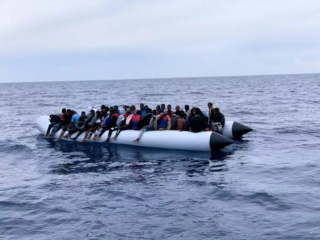 Yunanistan'da göçmen botu kısmen battı, 25 kişi kayıp