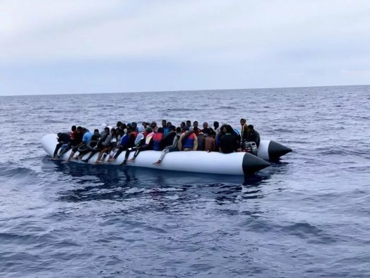 Yunanistan'da göçmen botu kısmen battı, 25 kişi kayıp