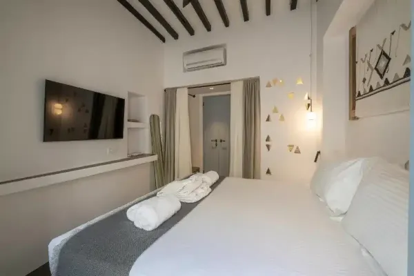 Mykonos'taki ev, Mazonakis ailesi anlaşmazlığı sürerken kiralıkta