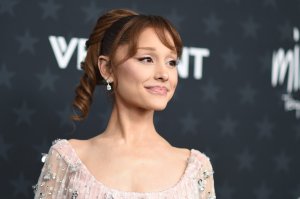 Ariana Grande, Turnesini Minnet Dolu Sözlerle Kapatıp Işıklardan Uzaklaştı