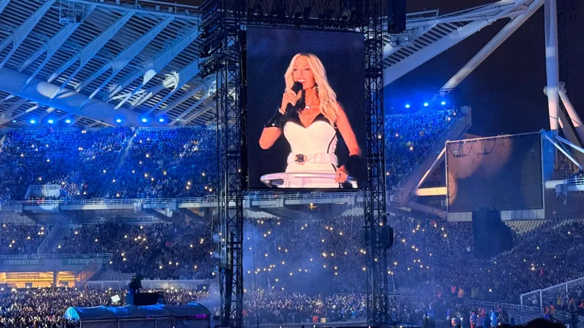 Anna Vissi: dolu OAKA'da on binlerce seyirci karşısında coşkulu karşılama