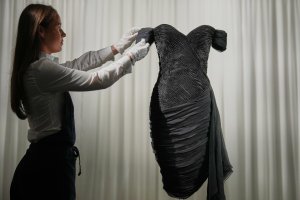Prenses Diana'nın 'intikam elbisesi' açık artırma öncesi sergileniyor