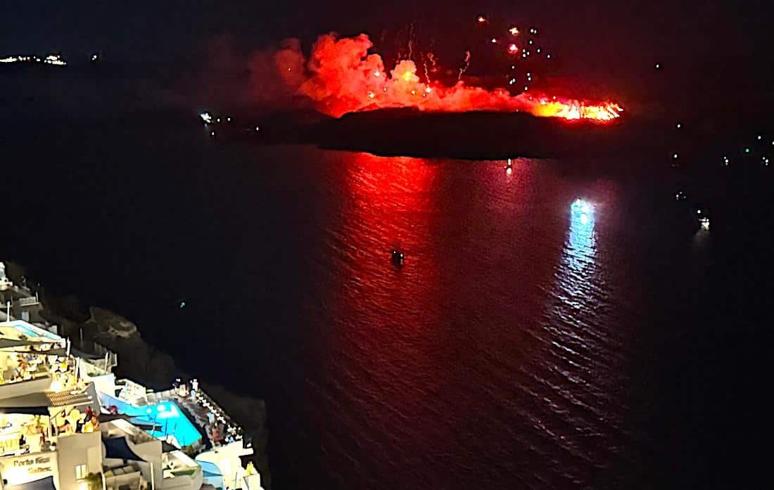 Santorini volkan patlaması canlandırmasıyla ışıklandı