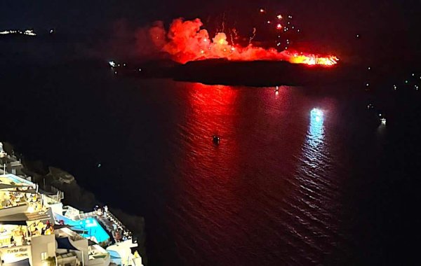 Santorini volkan patlaması canlandırmasıyla ışıklandı