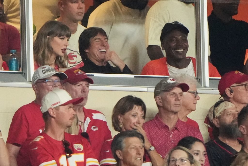 Taylor Swift Emmys'i bırakıp Arrowhead'e gitti, kocası Travis Kelce'yi Tom Cruise ile destekledi