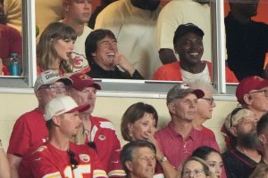 Taylor Swift Emmys'i bırakıp Arrowhead'e gitti, kocası Travis Kelce'yi Tom Cruise ile destekledi