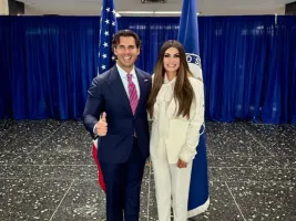 WSJ, Kimberly Guilfoyle’ın Yunan LNG anlaşmalarındaki rolü ve danışmanının Aktor ile bağları konusunda sorular yükseltiyor