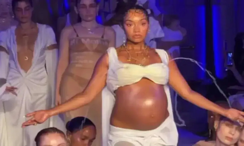 'Holy Milk': Yunan tasarımcı emzirme'yi şok eden Londra Moda Haftası gösterisine dönüştürdü