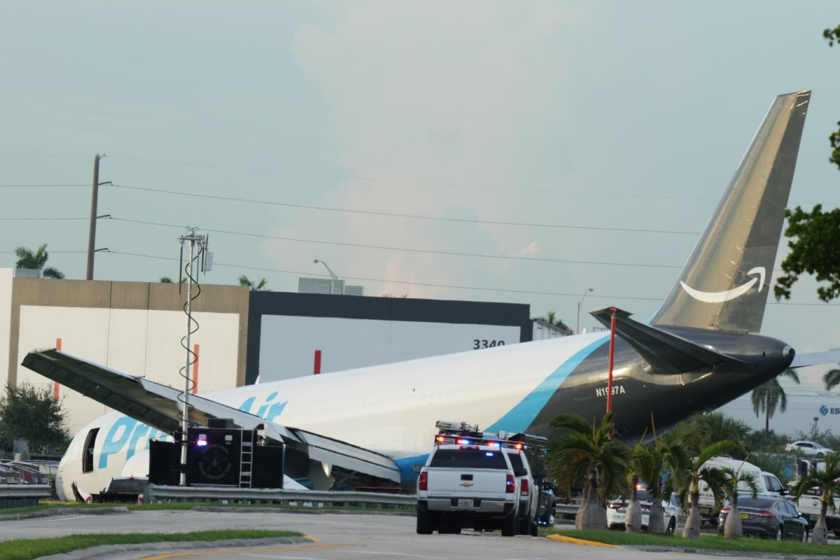 Miami Havalimanı'nda Amazon Kargo Uçağı Pistten Taştı: En Az 5 Ölü