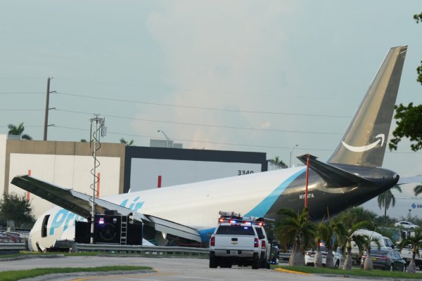 Miami Havalimanı'nda Amazon Kargo Uçağı Pistten Taştı: En Az 5 Ölü