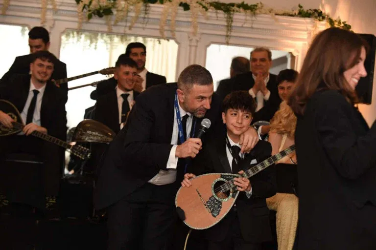Melbourne'den 12 yaşındaki Yunan Avustralyalı bouzouki'siyle izleyiciyi büyüledi