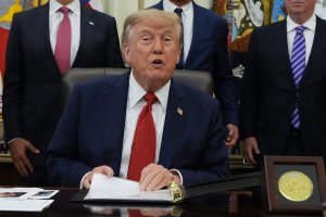 Trump CNN, MSNOW ve Politico'yu Beyaz Saray'dan yasaklayacağını açıkladı