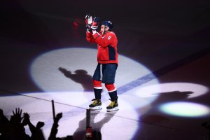 NHL yıldızı Alex Ovechkin Putin yanlısı partinin reklamında yer almasının ardından barış ve sevgi içinim dedi