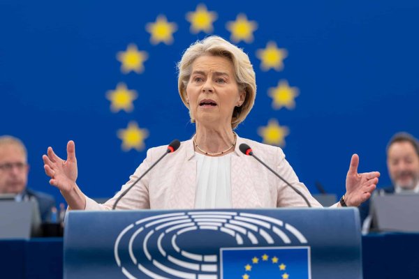 Von der Leyen, yangın söndürme uçuşunda ölen Yunan subayı ve Danimarkalı pilotu onurlandırdı