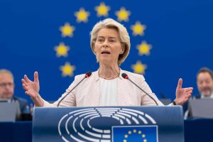 Von der Leyen, yangın söndürme uçuşunda ölen Yunan subayı ve Danimarkalı pilotu onurlandırdı