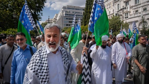 Atina'nın Göbeğinde Milad un-Nabi Yürüyüşü: Dawat-e-Islami Sembolleri Dikkat Çekti