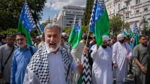 Atina'nın Göbeğinde Milad un-Nabi Yürüyüşü: Dawat-e-Islami Sembolleri Dikkat Çekti