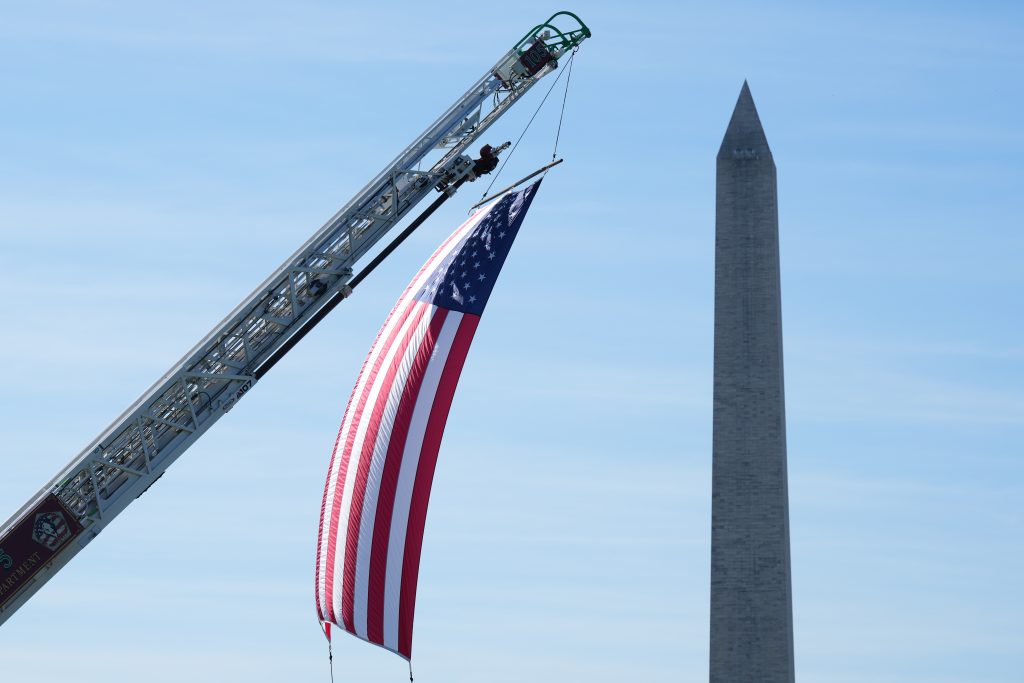 Washington Anıtı önünde ABD bayrağı