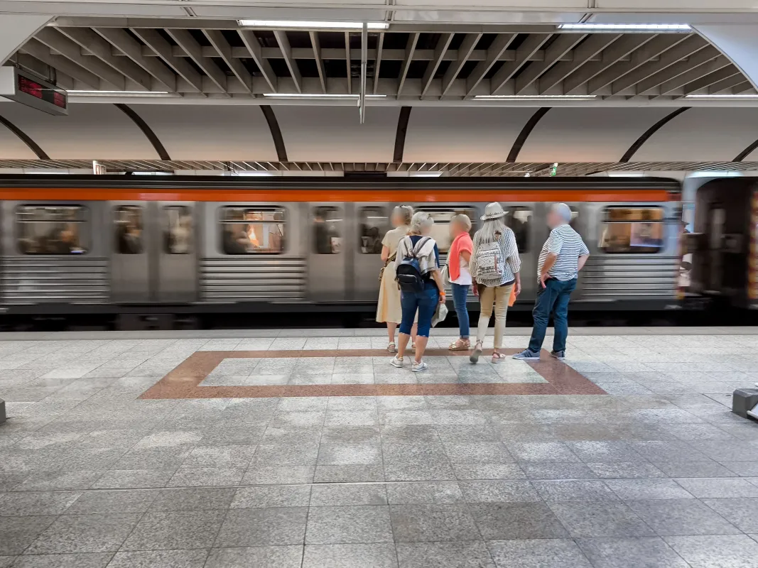 Atina metrosunda üç istasyon pazar'dan itibaren erken kapanacak