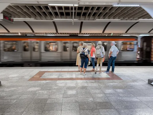 Atina metrosunda üç istasyon pazar'dan itibaren erken kapanacak