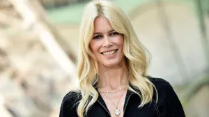 90s süper model Claudia Schiffer, 56, Yunanistan'da minik beyaz bikinisiyle göz kamaştırdı