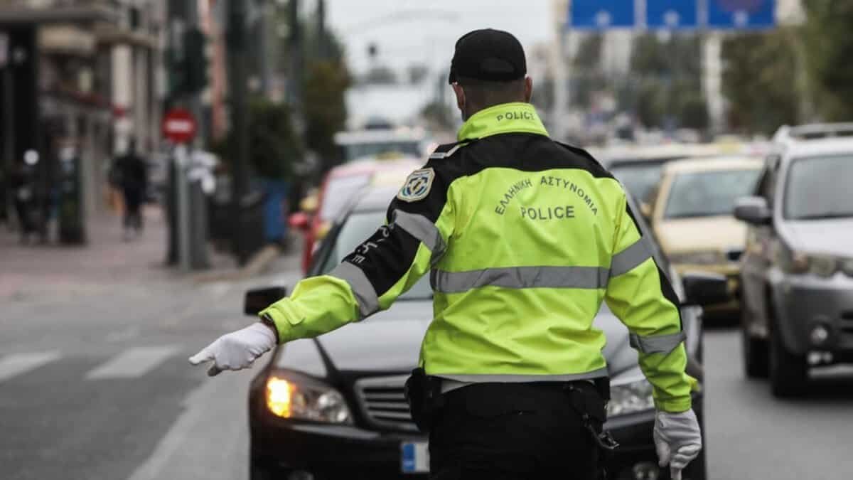 Yeni Yunan karayolu kanunu: telefon kullanımına 4.000 euro ceza, 8 yıllık ehliyet yasağı