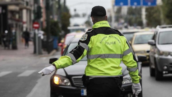 Yeni Yunan karayolu kanunu: telefon kullanımına 4.000 euro ceza, 8 yıllık ehliyet yasağı