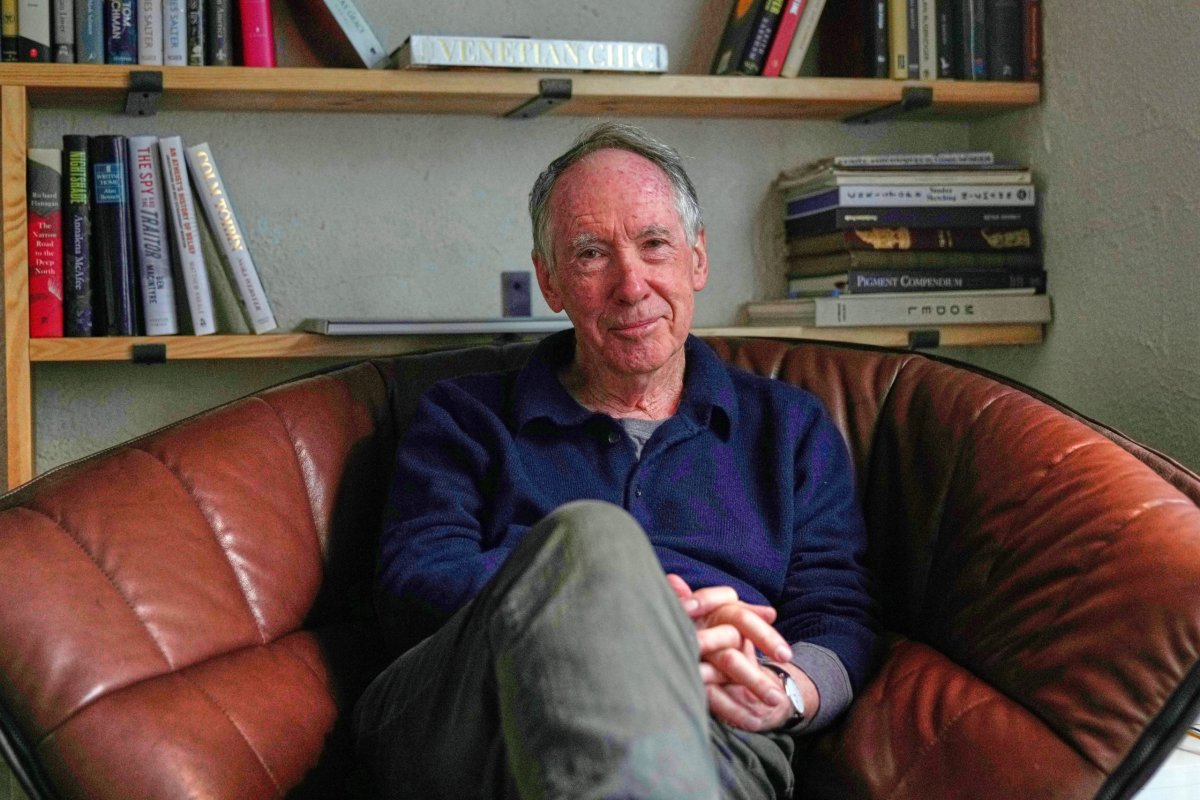 Ian McEwan'ın deneme derlemesi 'Between Books' adıyla yeni kurgu dışı kitap oluyor