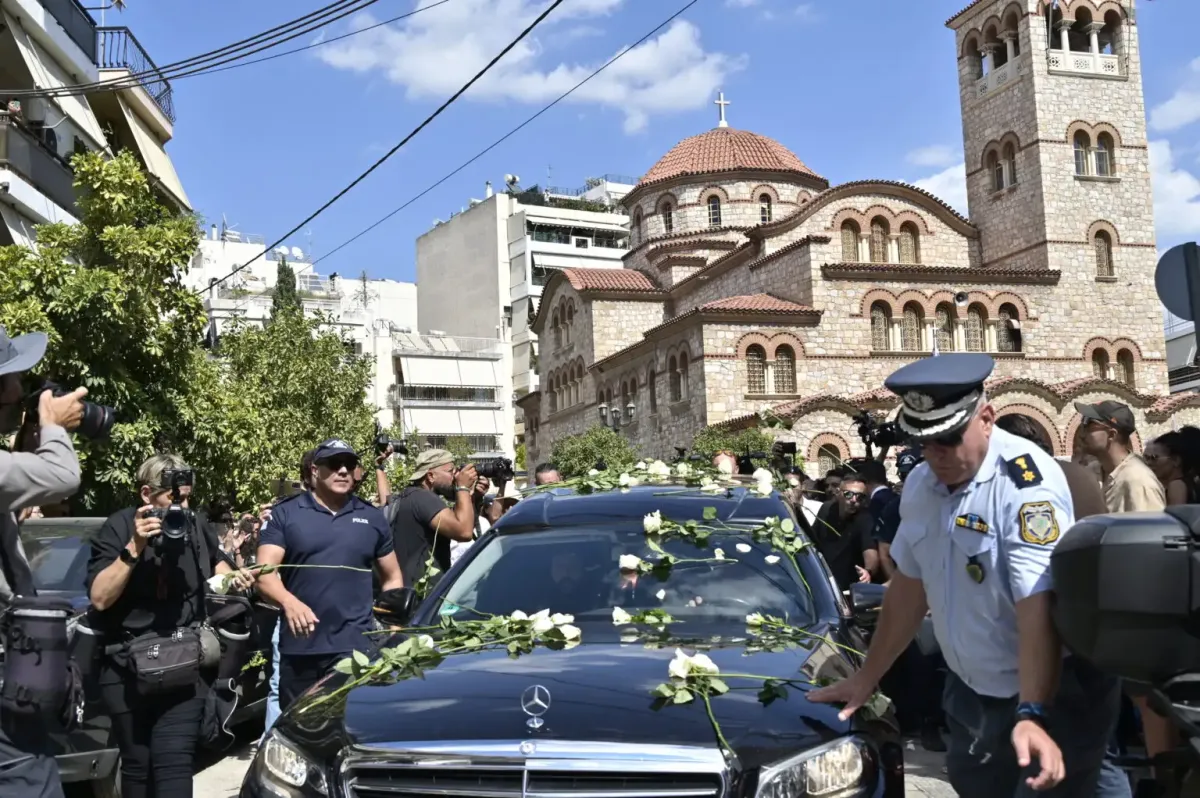 Binlerce Yunanlı sevilen Giorgos Mazonakis'e veda etti