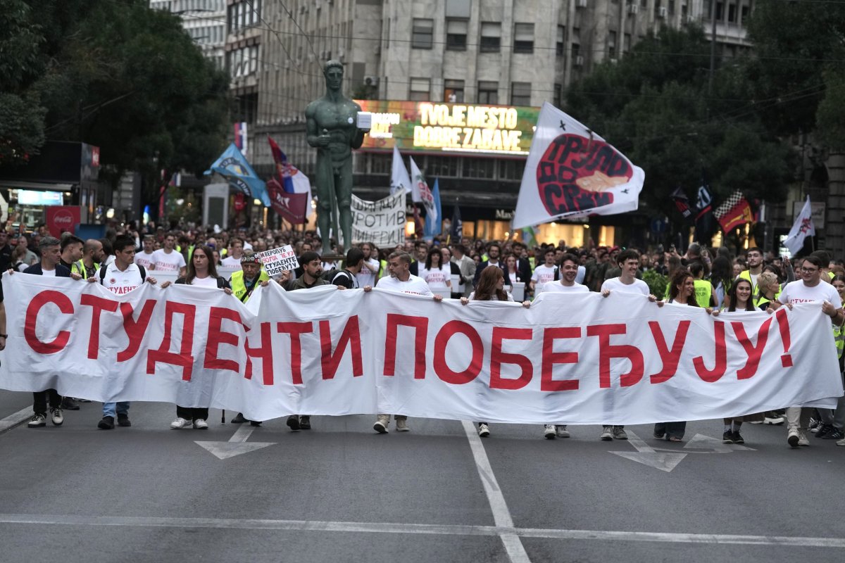 Sırbistan'da protesto eden gençler Vucic'e meydan okumak için seçim yarışına resmen katıldı