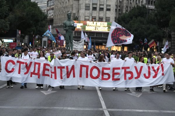 Sırbistan'da protesto eden gençler Vucic'e meydan okumak için seçim yarışına resmen katıldı