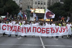 Sırbistan'da protesto eden gençler Vucic'e meydan okumak için seçim yarışına resmen katıldı