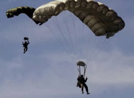 Türk paraşütçüler Lemnos karşısında tatbikat düzenledi