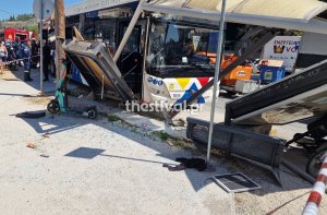 Selanik'te Elektrikli Otobüs Durakta Kaza Yaptı: 4 Yaralı