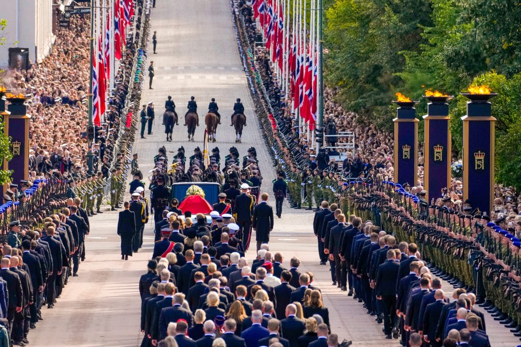 Norveç Kralı 5. Harald'ın tabutu cenaze alayı sırasında Kraliyet Sarayı'ndan Oslo Katedrali'ne taşınıyor