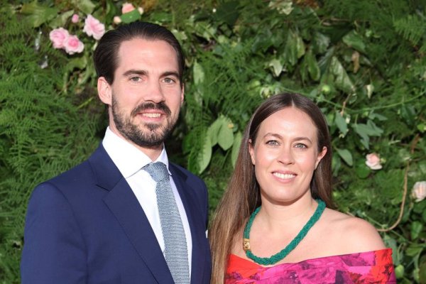 Yunanistan Prensi Philippos ve Prenses Nina, taşıyıcı anne aracılığıyla dünyaya gelen ilk bebekleri Kimon'a kavuştu
