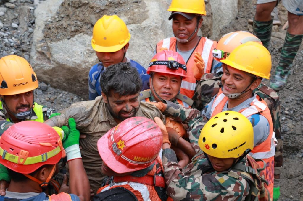 Nepal Ordusu tarafından sağlanan bu fotoğrafta, askerler 4 Eylül 2026 Cuma günü Nepal'in Rasuwa bölgesindeki Trishuli-3A hidroelektrik projesinde devam eden bir operasyon sırasında tünelde mahsur kalan bir işçiyi sağ olarak kurtarıyor.
