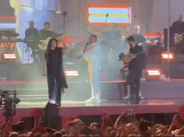 Selanik'te Antonis Remos konserinde yağmur gösteriyi aksatırken Kaiti Garbi sahnede kaydı