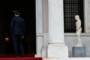 Miçotakis hükümet gafı gölgesinde Yunanistan'a döndü