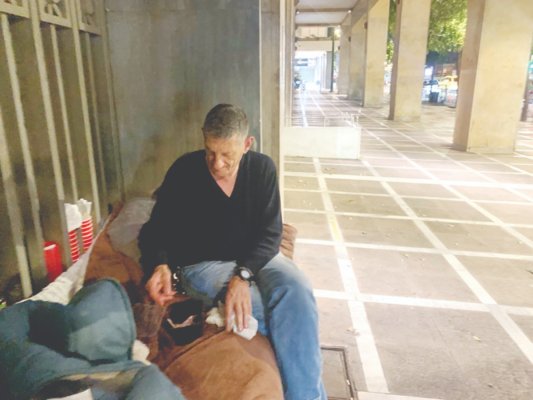Atina sokaklarındaki görünmeyenler: evsizlerin sesi ve yardım edenler TNH'ye konuştu